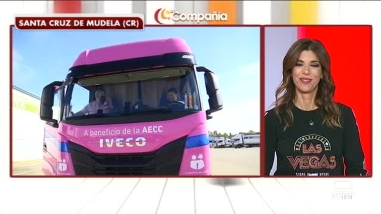 Agustín Durán se monta en el camión rosa solidario