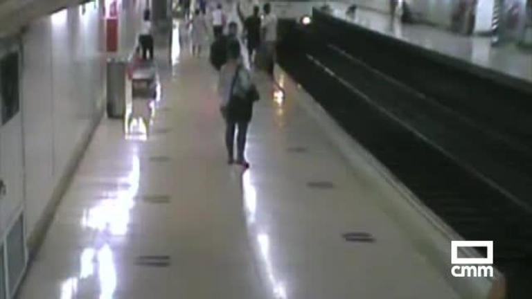 VÍDEO | Un Policía Nacional fuera de servicio rescata a un hombre a punto de ser arrollado por el metro en Madrid