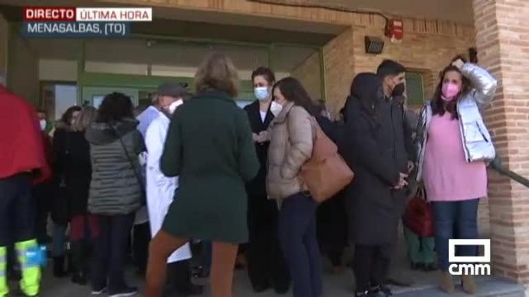 Los trabajadores del centro de salud de Menasalbas (Toledo) protestan contra la agresión a dos sanitarias