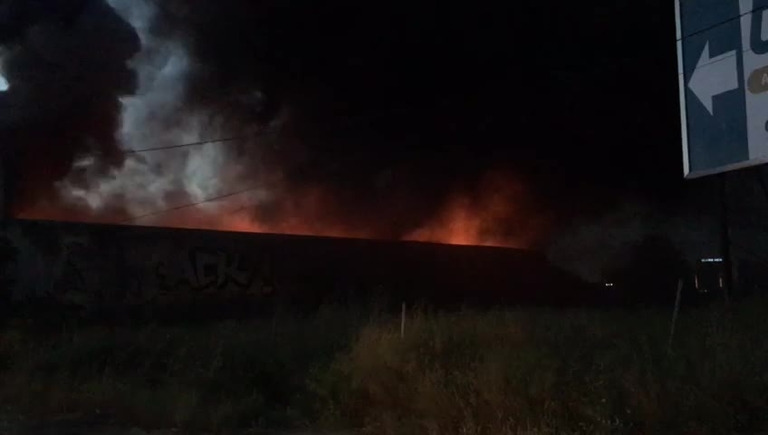 Aparatoso incendio en una nave de neumáticos en Albacete
